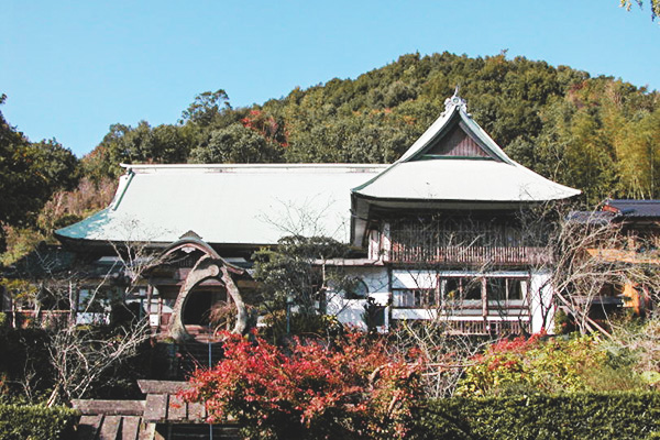 石水寺境内に立つ石仏