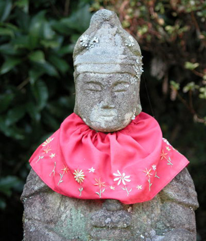 石水寺境内に立つ石仏