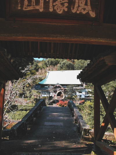 眼鏡橋越しに見る山門と石水寺