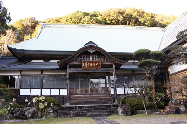 新しい寺院・霊園へ遺骨と改葬許可証を持参
